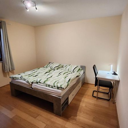 Perchtoldsdorf Schnell-Bahn / Bahnhof Liesing Apartman Kültér fotó