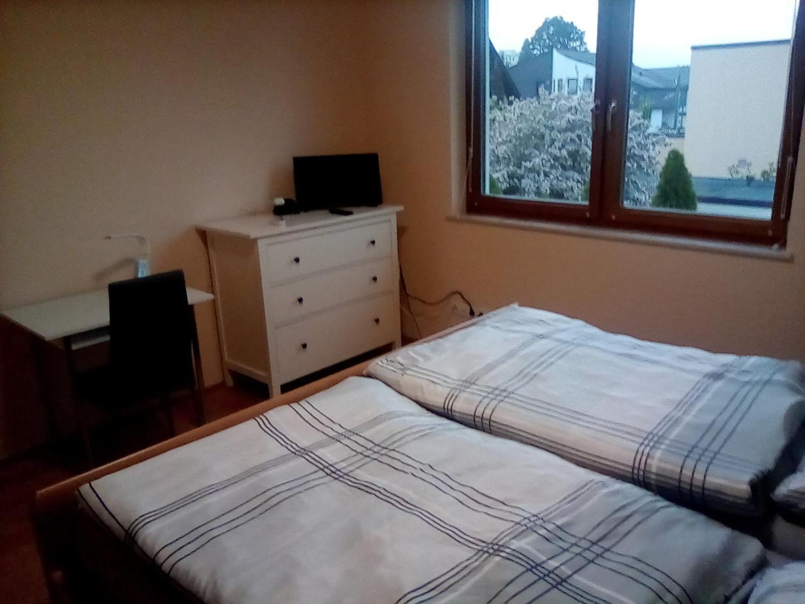 Perchtoldsdorf Schnell-Bahn / Bahnhof Liesing Apartman Kültér fotó