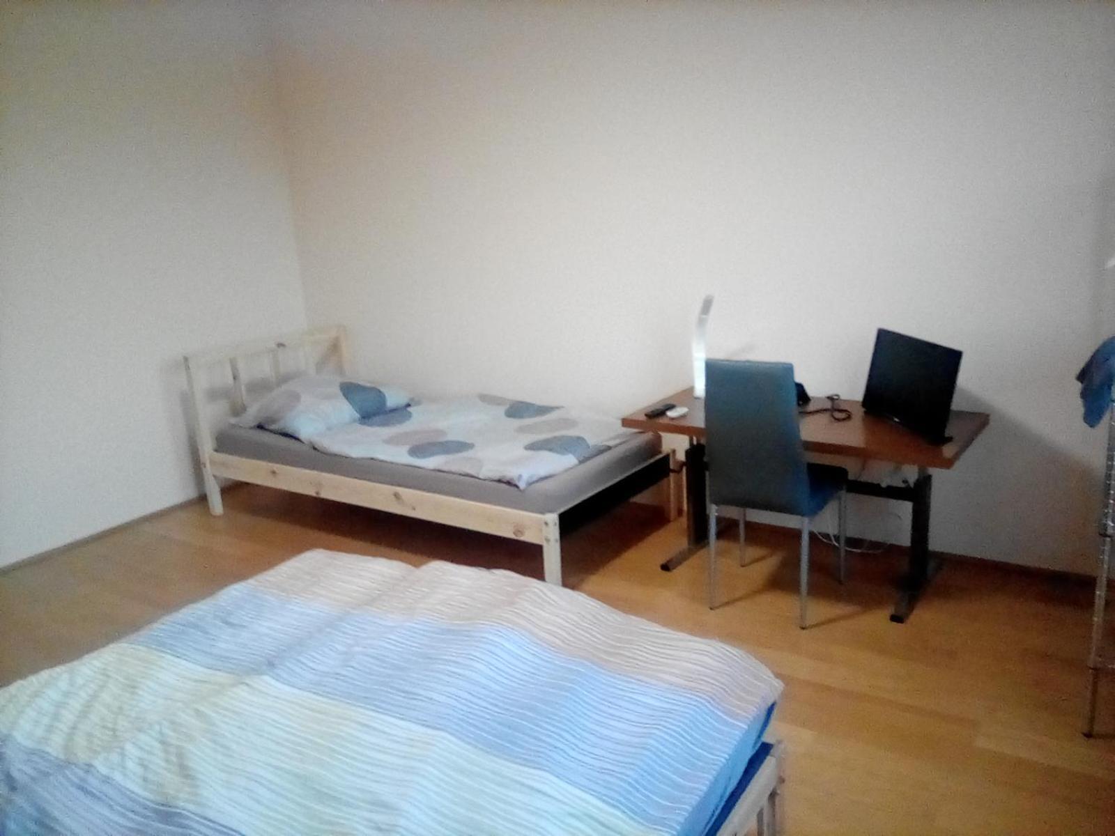 Perchtoldsdorf Schnell-Bahn / Bahnhof Liesing Apartman Kültér fotó