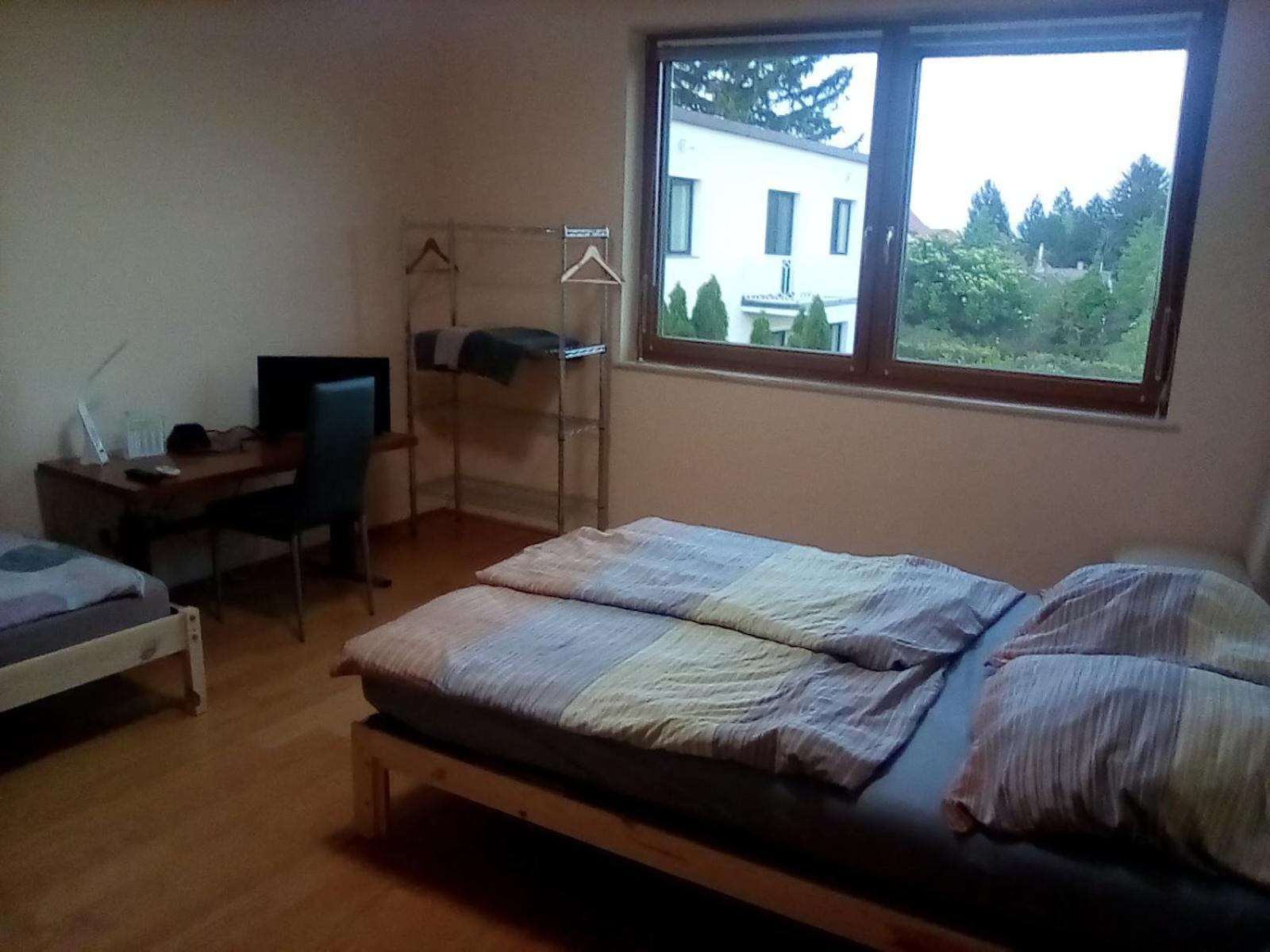 Perchtoldsdorf Schnell-Bahn / Bahnhof Liesing Apartman Kültér fotó