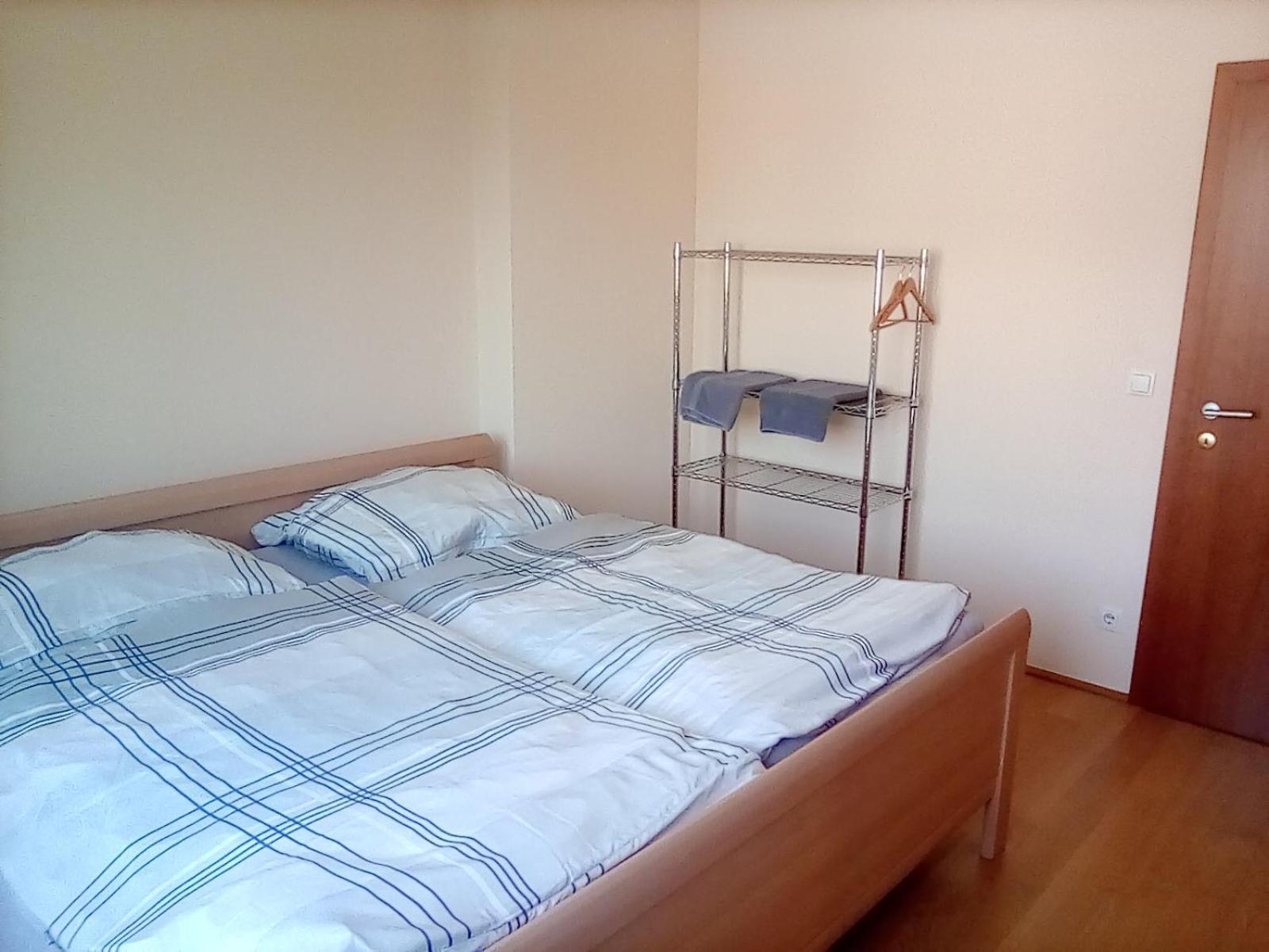 Perchtoldsdorf Schnell-Bahn / Bahnhof Liesing Apartman Kültér fotó