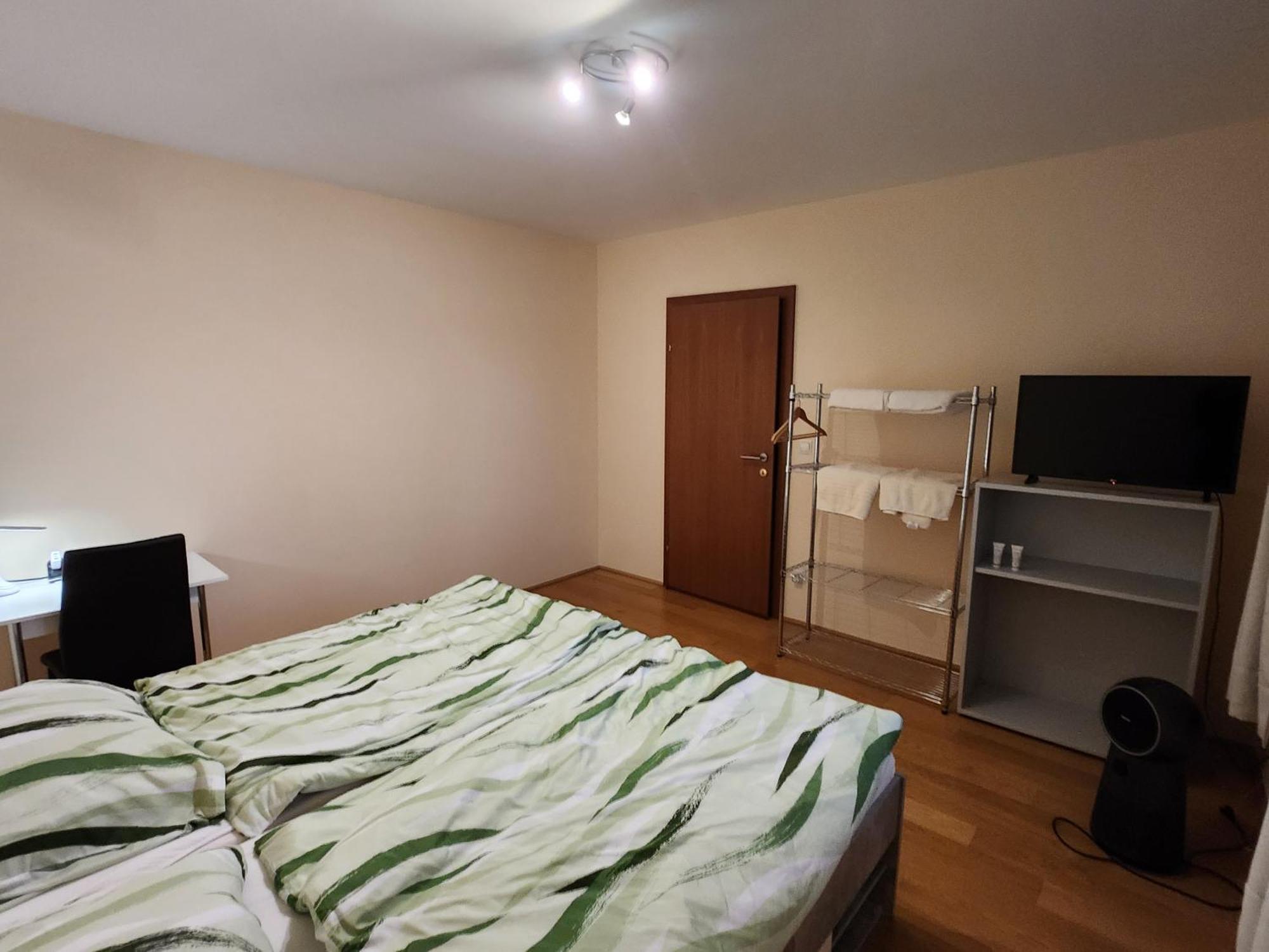 Perchtoldsdorf Schnell-Bahn / Bahnhof Liesing Apartman Kültér fotó
