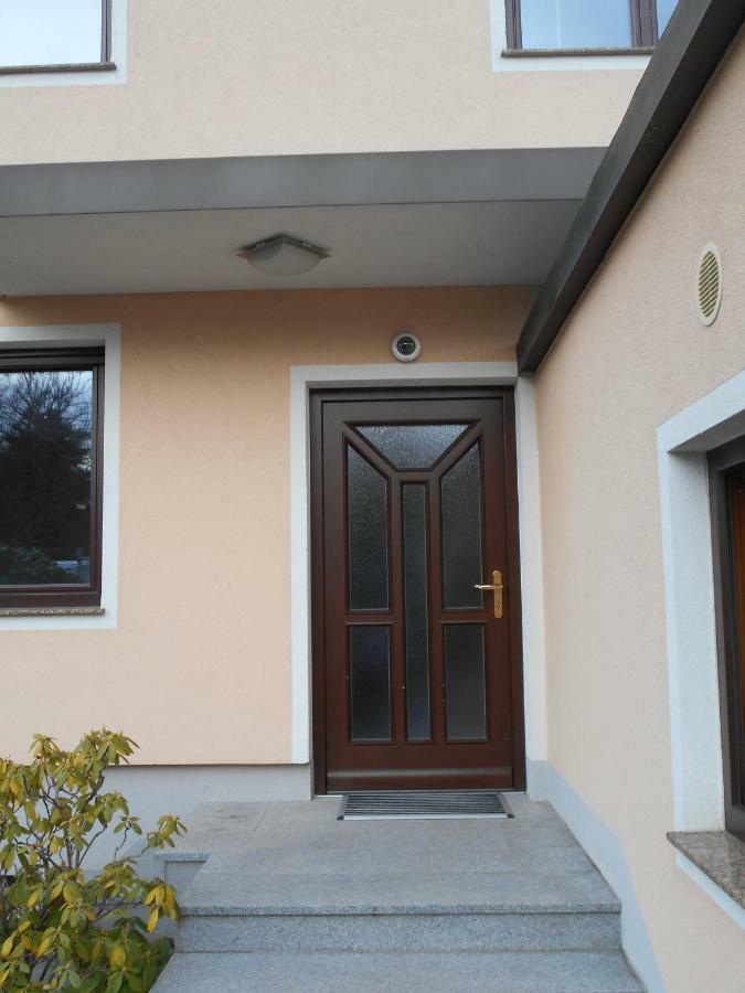 Perchtoldsdorf Schnell-Bahn / Bahnhof Liesing Apartman Kültér fotó