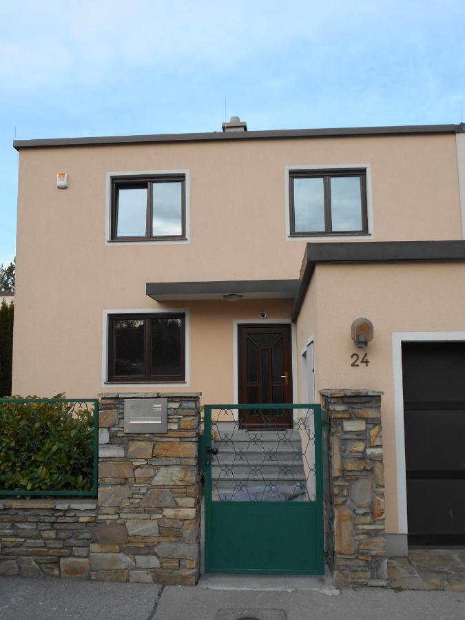 Perchtoldsdorf Schnell-Bahn / Bahnhof Liesing Apartman Kültér fotó